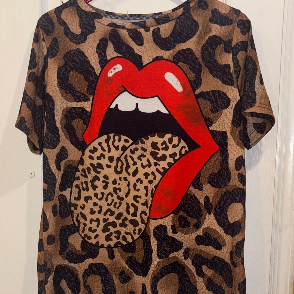CHEETAH PRINT TEE SHIRT WITH RED LIP AND CHEETAH TONGUE DESIGN
FUN WHIMSICAL